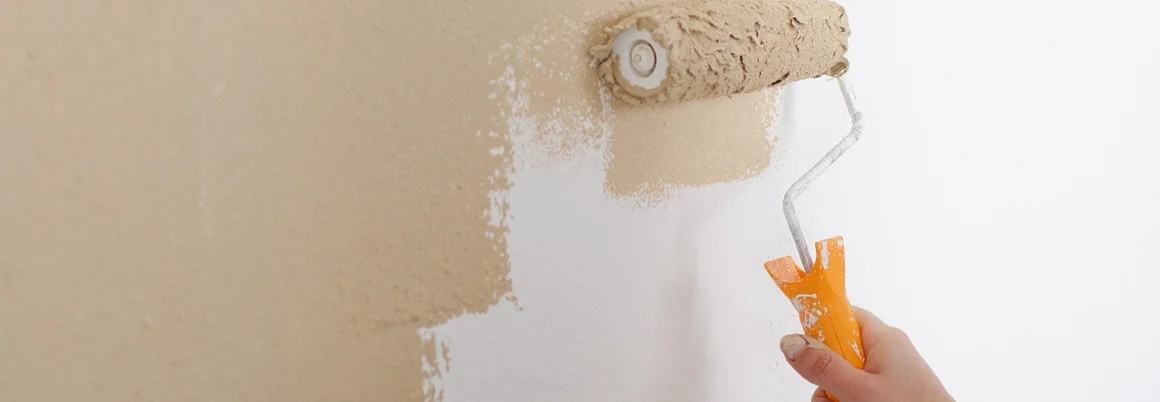 Hand bemalt Wand mit Farbrolle